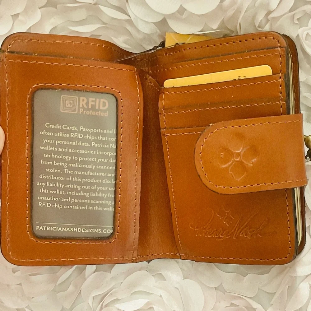 SOLD Patricia Nash 🦋 Iberia Leather Bifold Wallet in Tan Birds of Paradise NWT - Picture 3 of 7